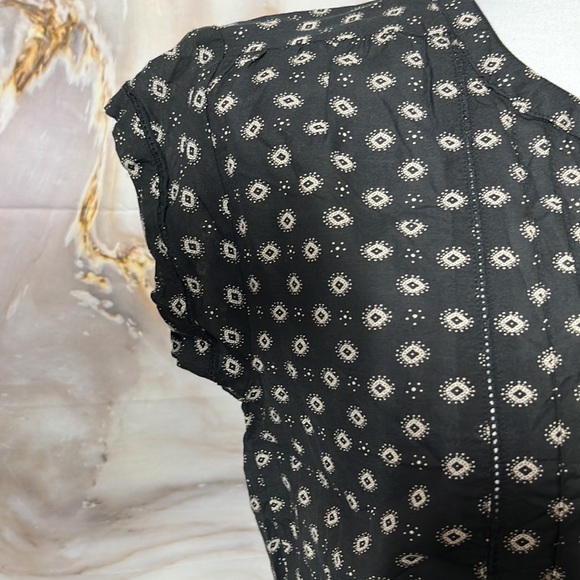 Forever 21 Sleeveless Blouse Gold Button and Lace Detailing Black & Cream SZ S - Picture 3 of 12